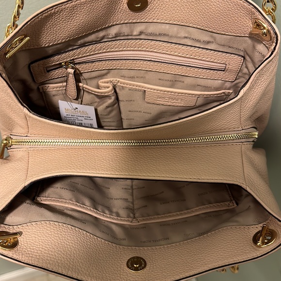 Authentic Michael Kors Large Leather Shoulder Tote in color Ballet, gold chain - Picture 3 of 8